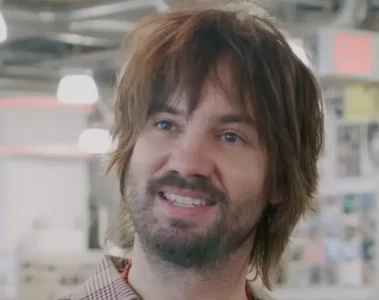 Kevin Parker sorrindo durante gravação da série “What’s in My Bag”, da Amoeba Records.