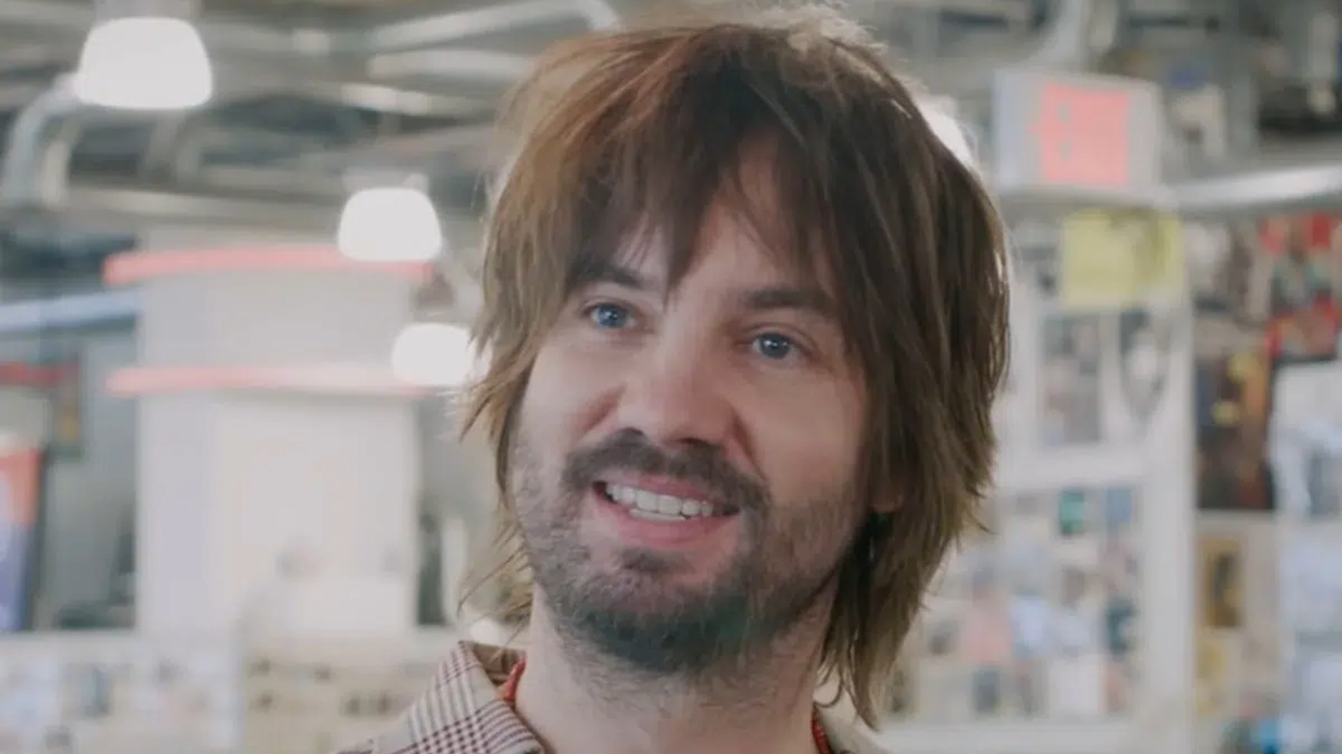 Kevin Parker sorrindo durante gravação da série “What’s in My Bag”, da Amoeba Records.