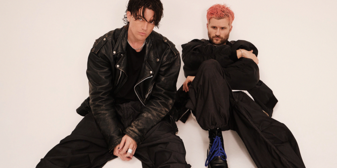 Paul Klein e Jake Goss, integrantes do LANY, em ensaio promocional da turnê do álbum Soft