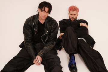 Paul Klein e Jake Goss, integrantes do LANY, em ensaio promocional da turnê do álbum Soft