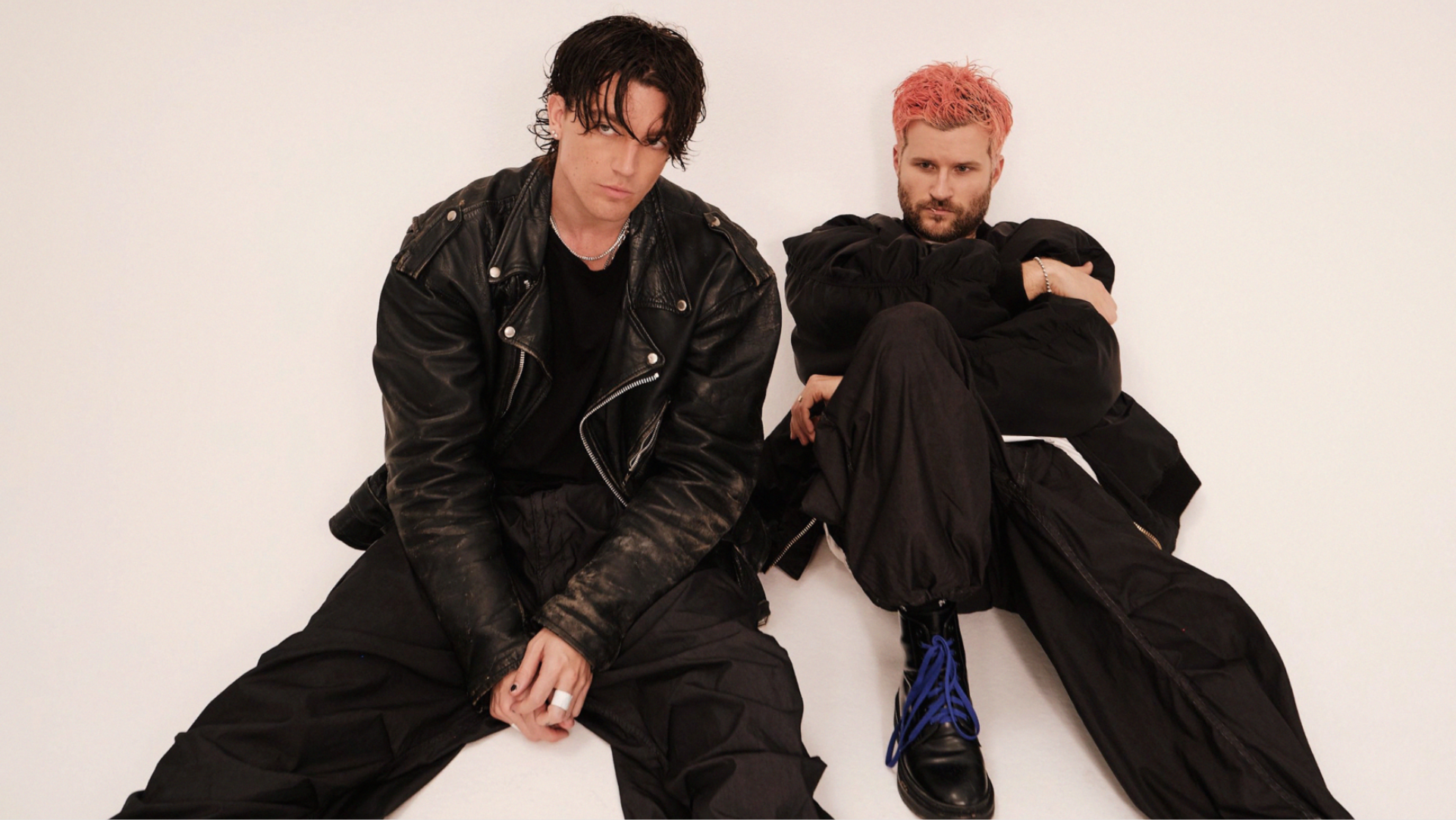 Paul Klein e Jake Goss, integrantes do LANY, em ensaio promocional da turnê do álbum Soft