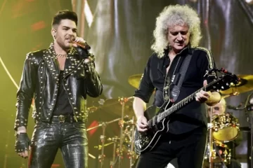 Brian May e Adam Lambert durante show do Queen em apresentação ao vivo