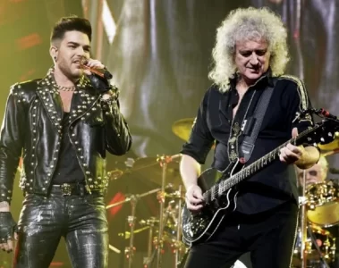 Brian May e Adam Lambert durante show do Queen em apresentação ao vivo