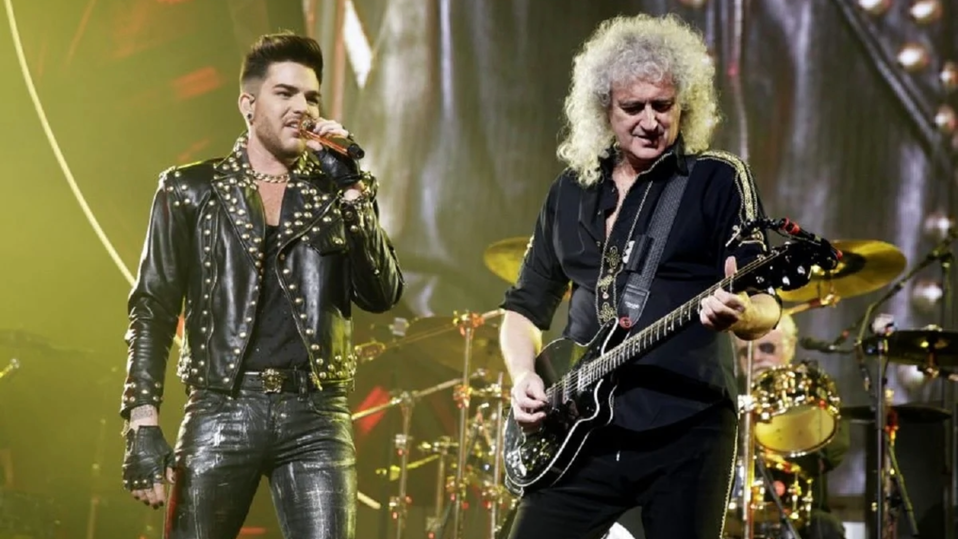 Brian May e Adam Lambert durante show do Queen em apresentação ao vivo