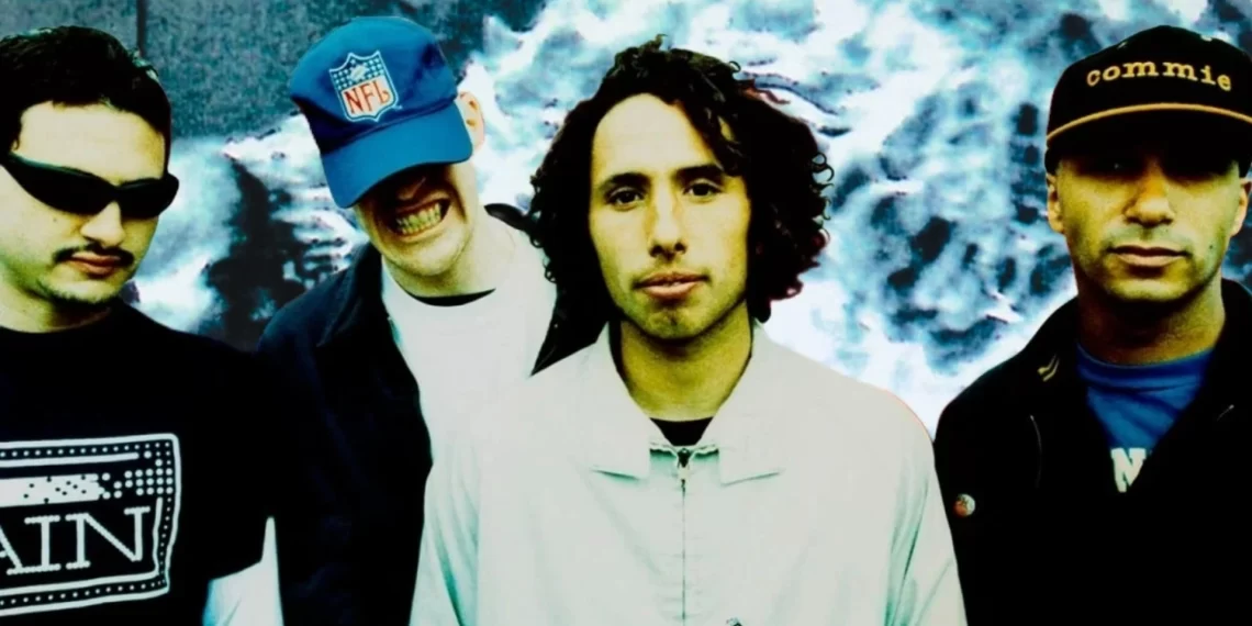 Rage Against the Machine em foto promocional da era do álbum de estreia com visual marcante e estética de protesto
