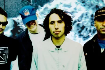 Rage Against the Machine em foto promocional da era do álbum de estreia com visual marcante e estética de protesto