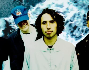 Rage Against the Machine em foto promocional da era do álbum de estreia com visual marcante e estética de protesto