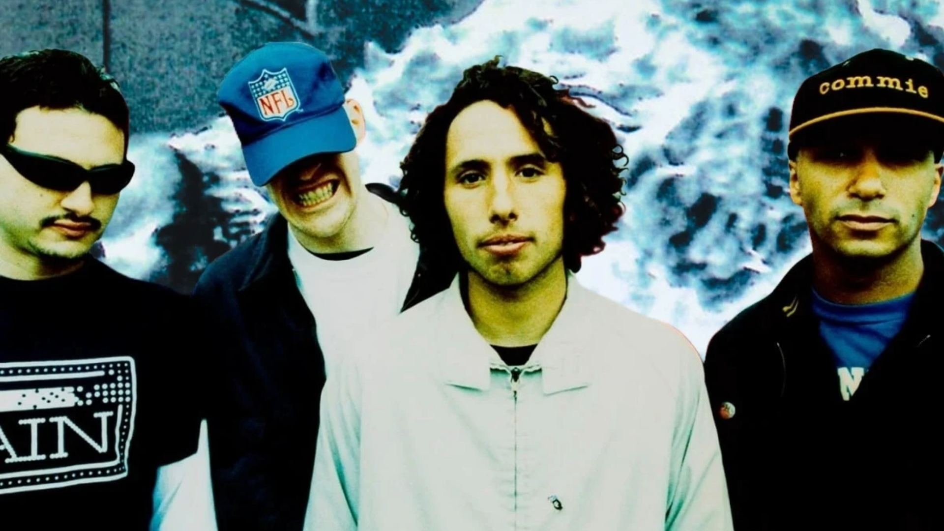 Rage Against the Machine em foto promocional da era do álbum de estreia com visual marcante e estética de protesto