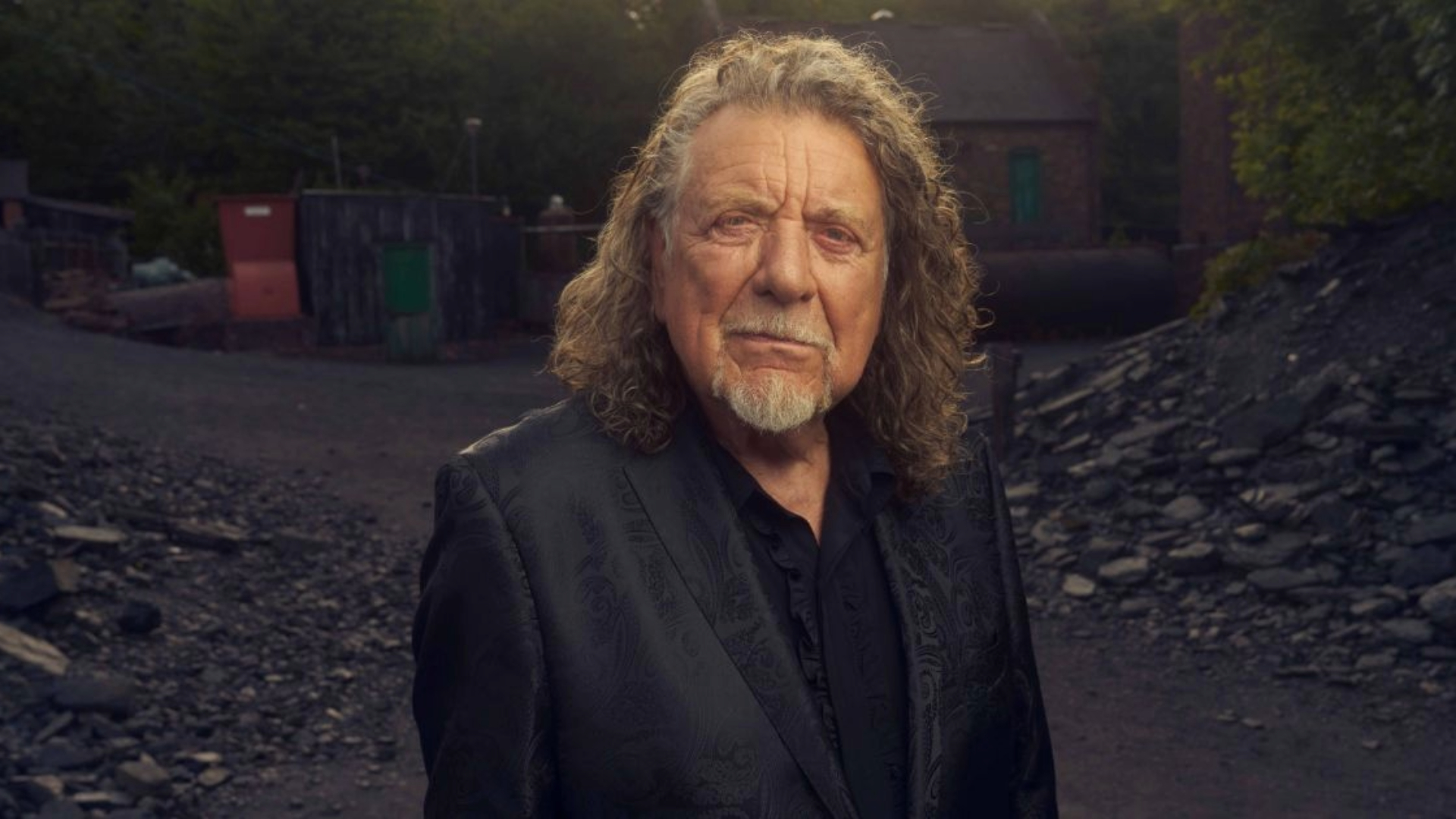 Robert Plant em retrato promocional para a turnê “Rugido de Outono”.