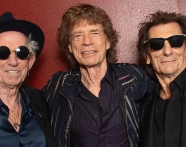 Os Rolling Stones posam juntos em foto promocional com Keith Richards, Mick Jagger e Ronnie Wood