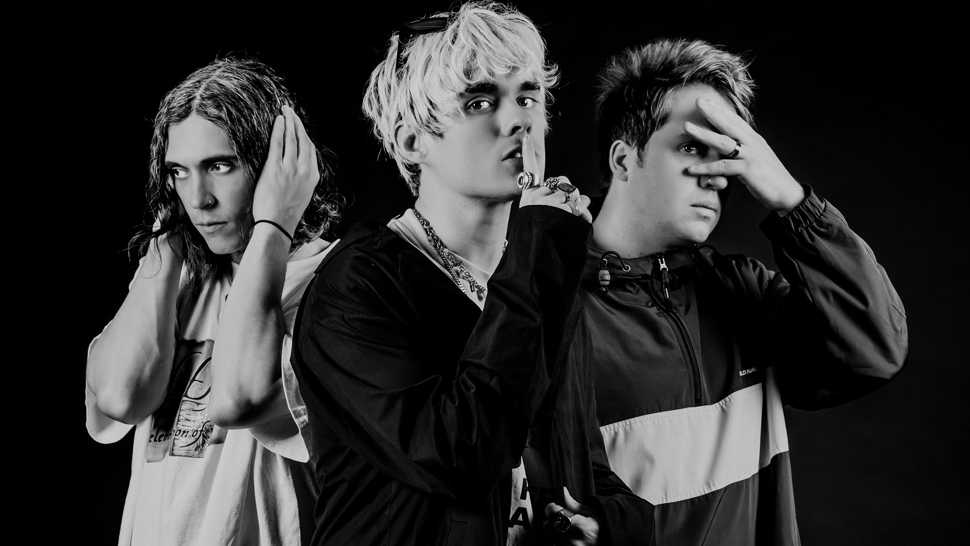 Integrantes da banda Waterparks em foto promocional em preto e branco durante a era do single “Any Minute Now”
