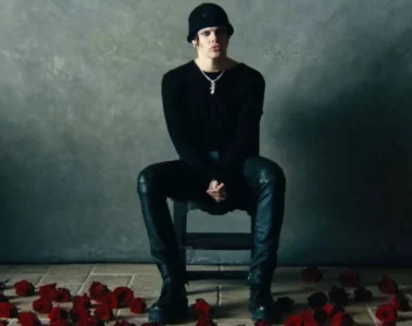 YUNGBLUD sentado em cadeira em cenário escuro na versão acústica de “Zombie”