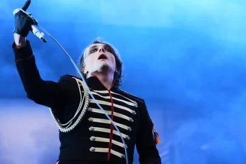Gerard Way se apresentando ao vivo com o My Chemical Romance durante a turnê Long Live the Black Parade