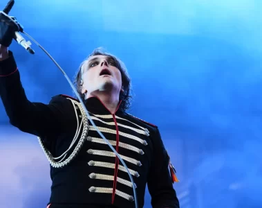 Gerard Way se apresentando ao vivo com o My Chemical Romance durante a turnê Long Live the Black Parade