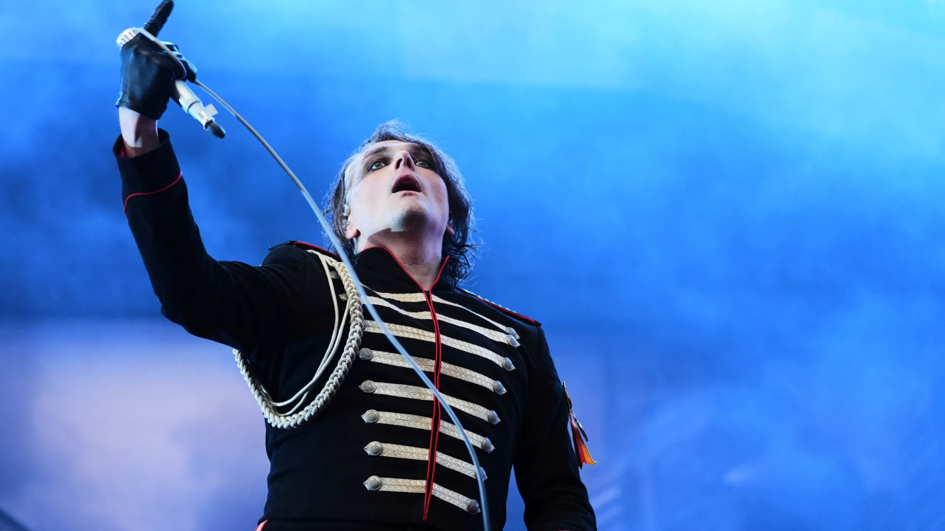 Gerard Way se apresentando ao vivo com o My Chemical Romance durante a turnê Long Live the Black Parade