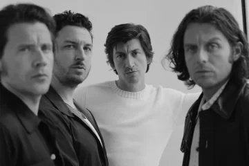 Arctic Monkeys anunciam nova música inédita após quatro anos em projeto da War Child