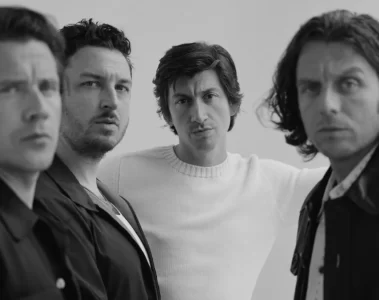 Arctic Monkeys anunciam nova música inédita após quatro anos em projeto da War Child