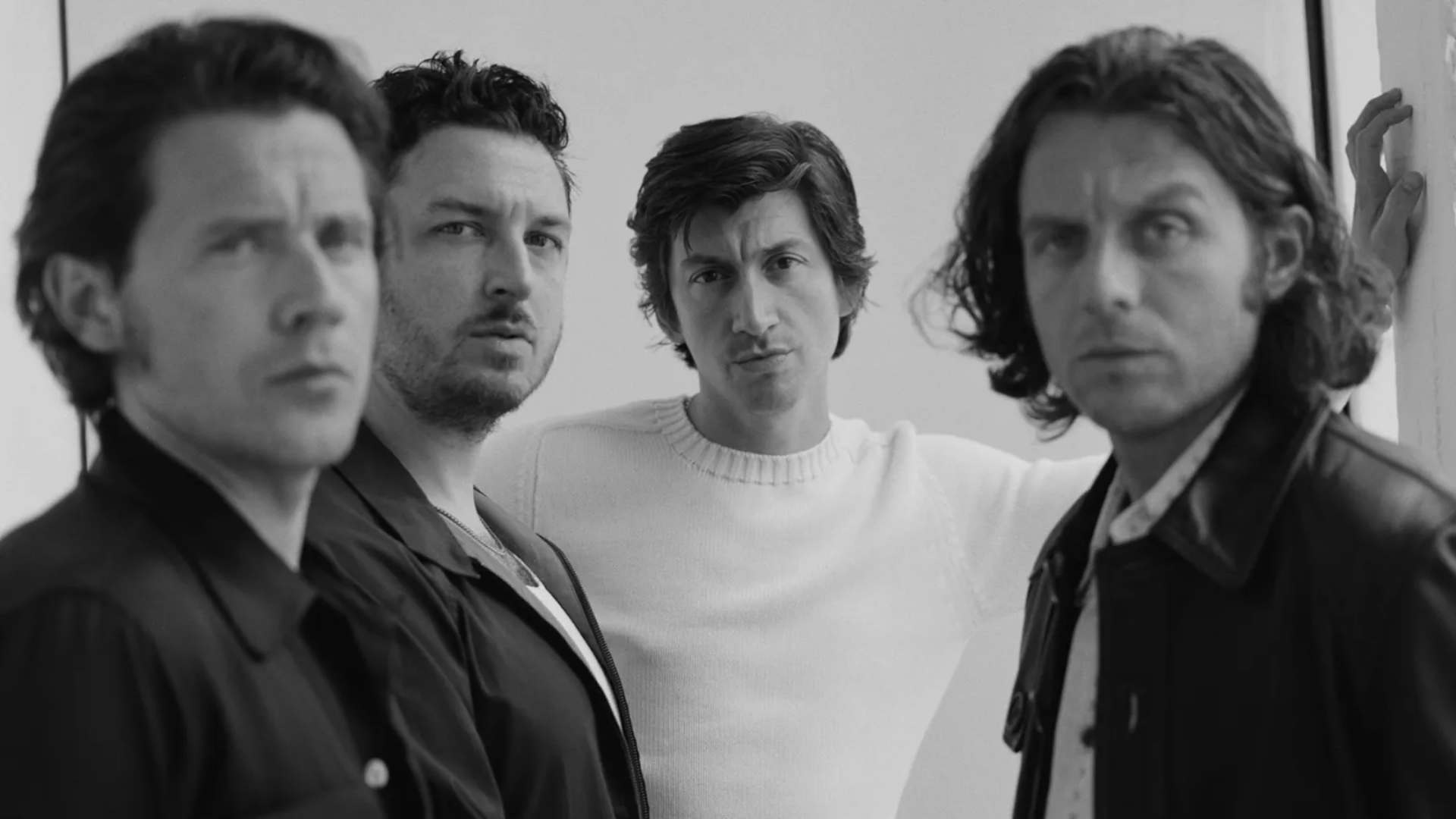 Arctic Monkeys anunciam nova música inédita após quatro anos em projeto da War Child