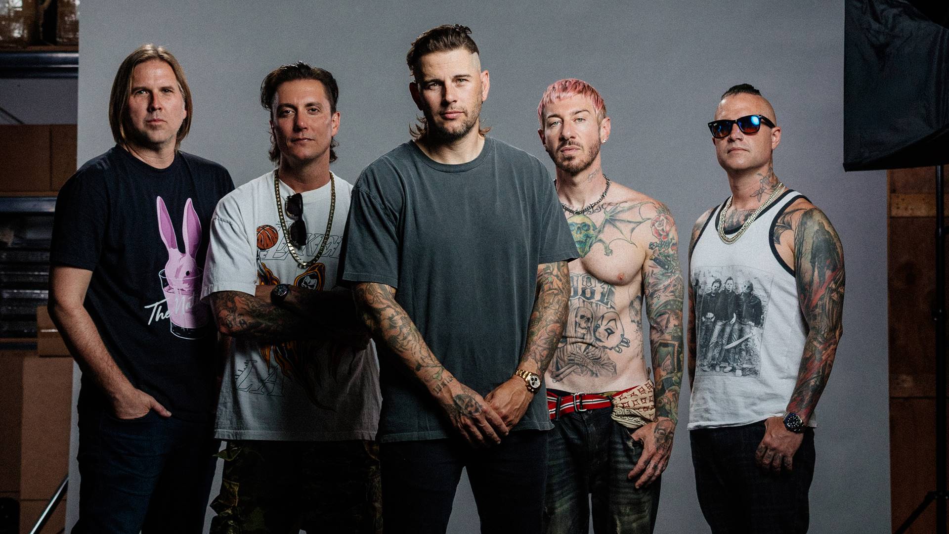 Integrantes do Avenged Sevenfold em foto promocional da turnê antes dos shows no Brasil em Curitiba e São Paulo