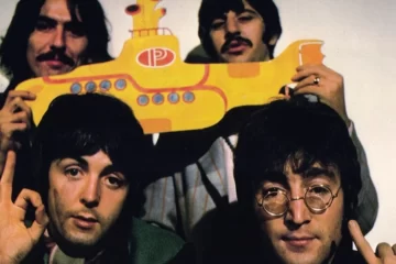 The Beatles segurando um submarino amarelo durante a era do álbum Yellow Submarine, em imagem promocional dos anos 1960