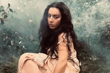 Charli XCX em imagem promocional da música “Wall of Sound”, novo single do álbum Wuthering Heights