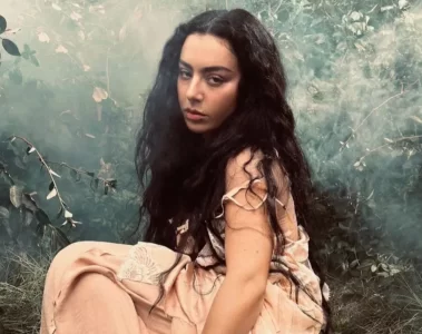 Charli XCX em imagem promocional da música “Wall of Sound”, novo single do álbum Wuthering Heights