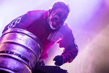 Clown, percussionista do Slipknot, se apresentando ao vivo durante show da banda