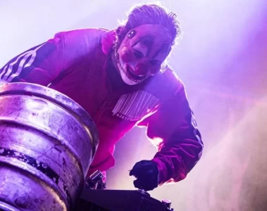 Clown, percussionista do Slipknot, se apresentando ao vivo durante show da banda