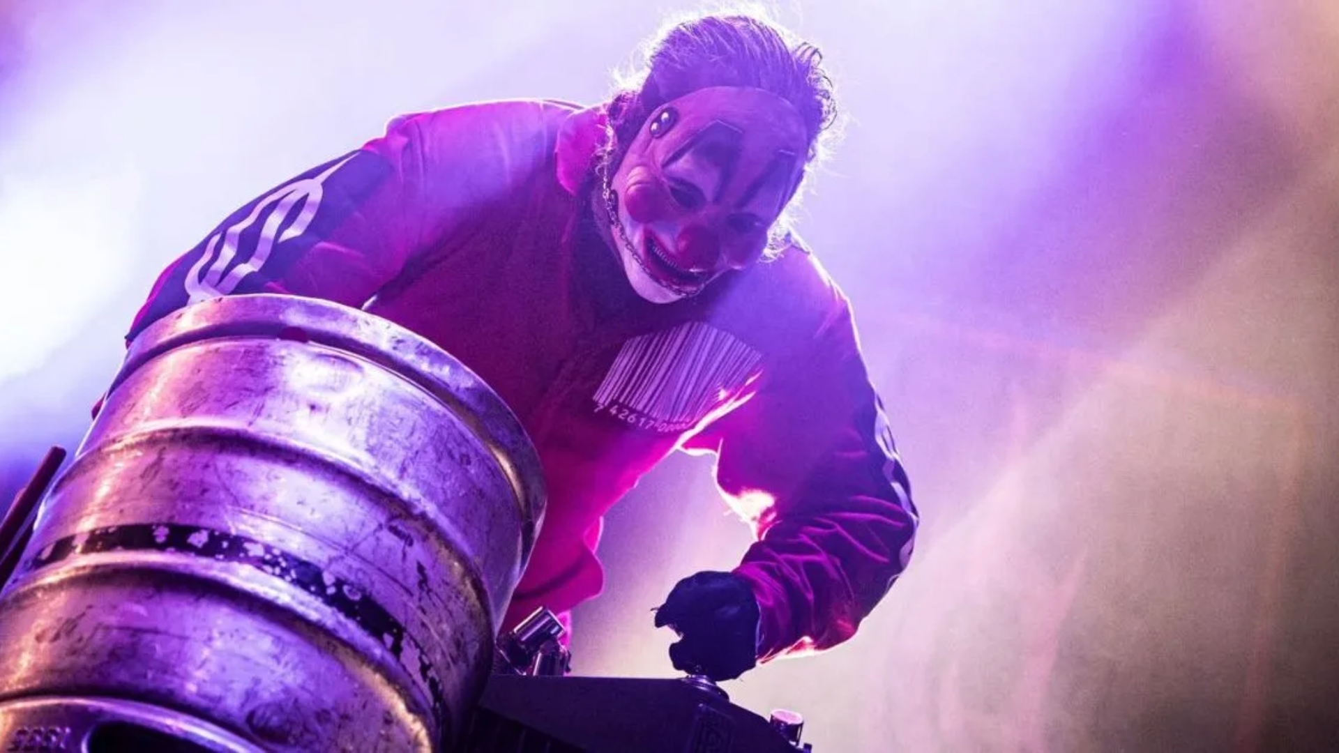 Clown, percussionista do Slipknot, se apresentando ao vivo durante show da banda