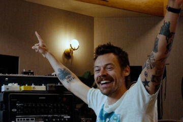 Harry Styles em estúdio durante anúncio do single Aperture