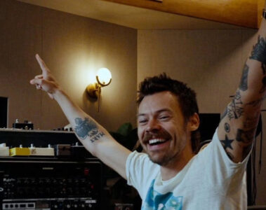 Harry Styles em estúdio durante anúncio do single Aperture