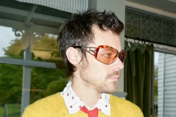 Harry Styles em retrato promocional do novo álbum Kiss All The Time, fotografado por Johnny Dufort