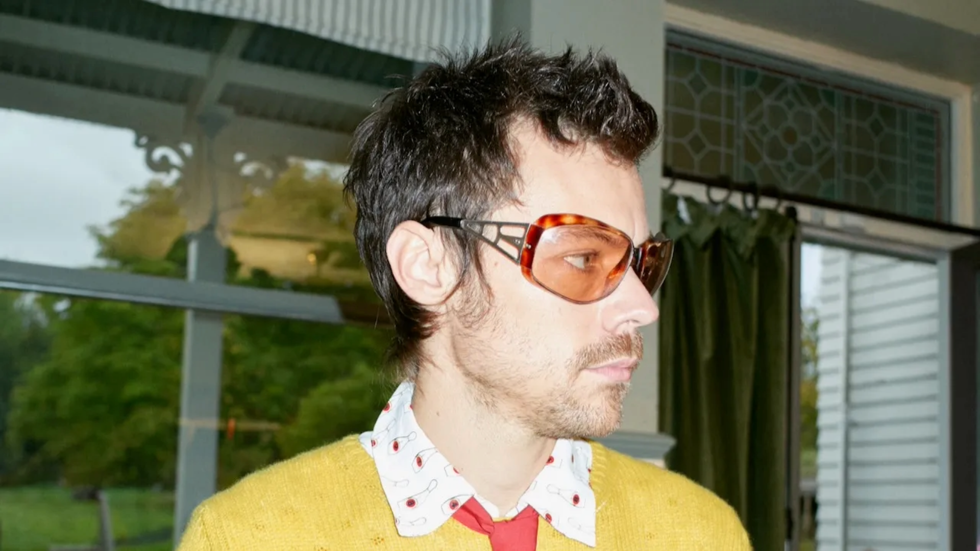 Harry Styles em retrato promocional do novo álbum Kiss All The Time, fotografado por Johnny Dufort