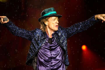 Mick Jagger se apresentando ao vivo com os Rolling Stones em show histórico