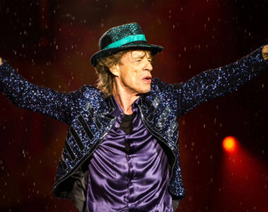Mick Jagger se apresentando ao vivo com os Rolling Stones em show histórico