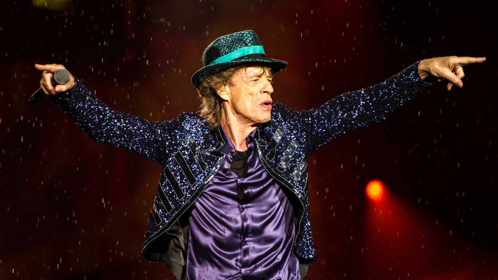 Mick Jagger se apresentando ao vivo com os Rolling Stones em show histórico