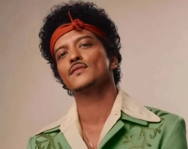 Bruno Mars em ensaio promocional da turnê The Romantic, que bateu recorde de vendas de ingressos
