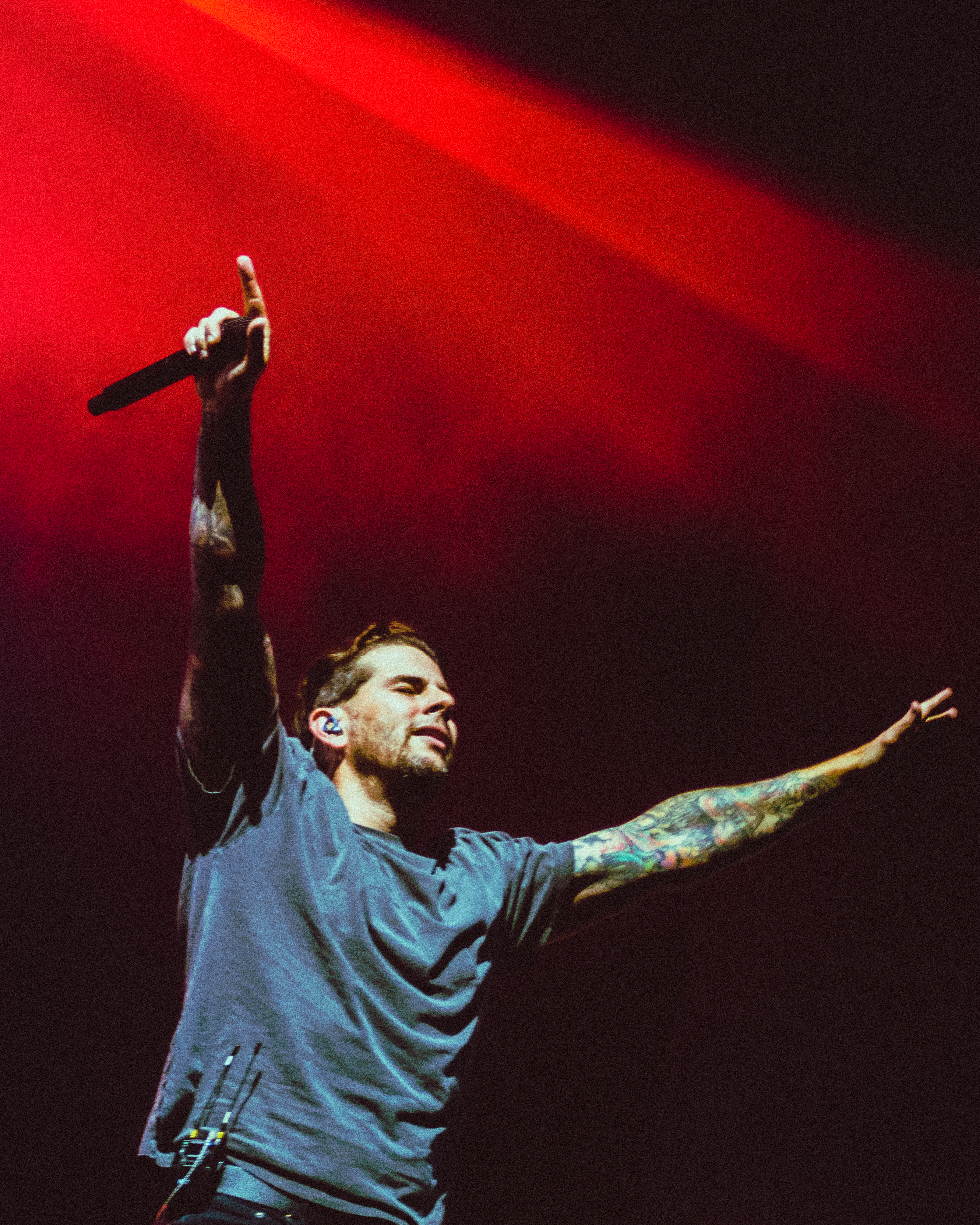 M. Shadows se apresenta com o Avenged Sevenfold em show lotado na Pedreira Paulo Leminski, em Curitiba