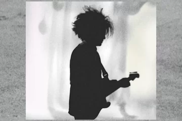 Silhueta de Robert Smith tocando guitarra em imagem associada ao single “Boys Don’t Cry”, do The Cure