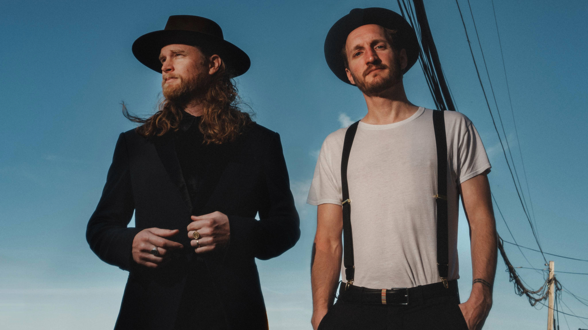 Integrantes do The Lumineers em foto promocional da era Automatic World Tour
