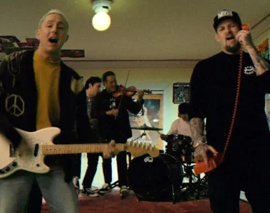 Yellowcard e Good Charlotte no clipe da música Bedroom Posters