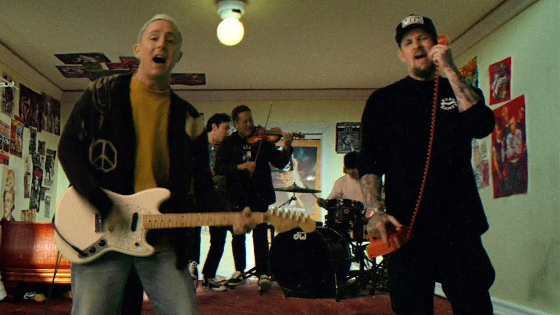 Yellowcard e Good Charlotte no clipe da música Bedroom Posters