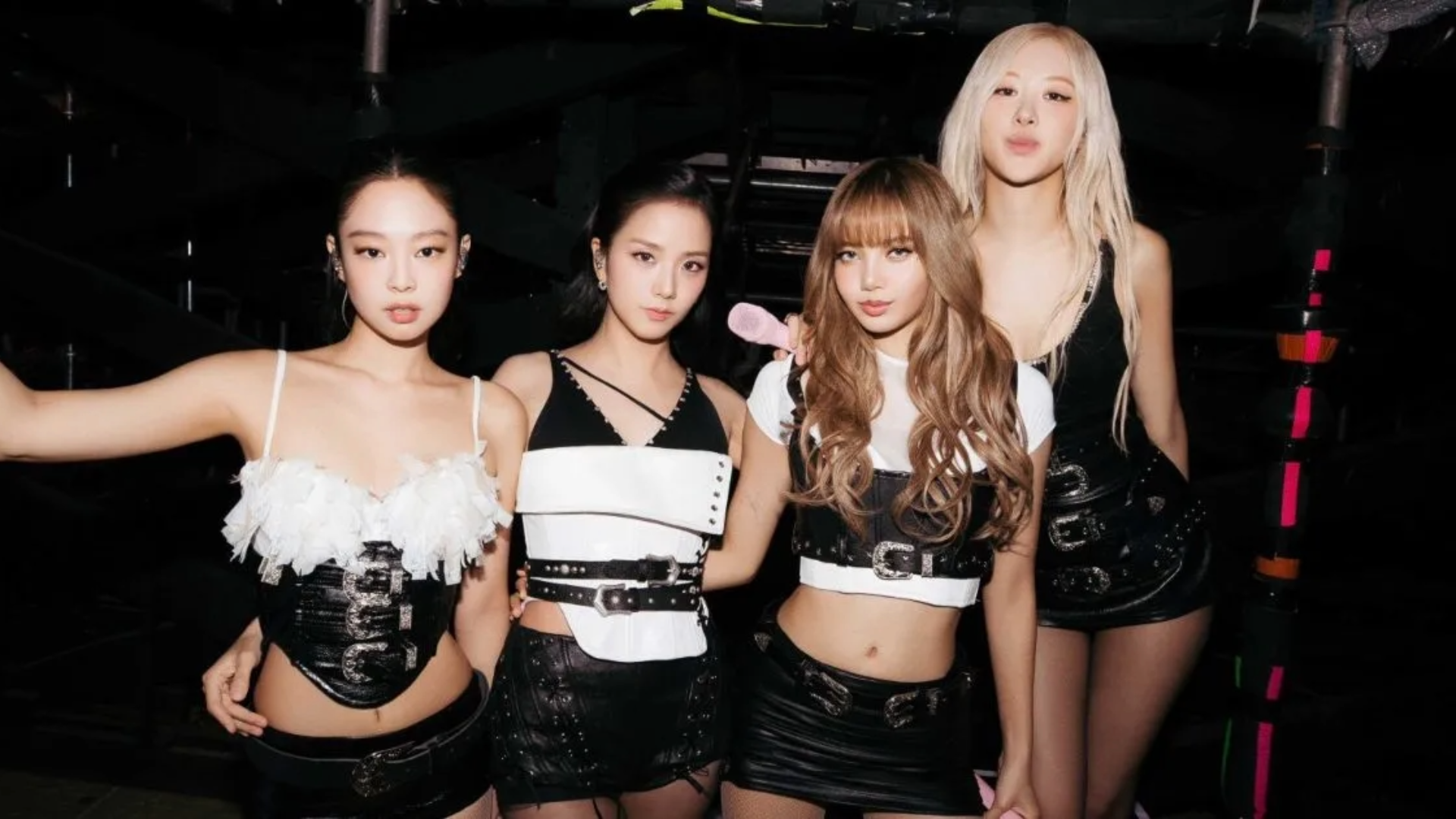 BLACKPINK reunido em foto promocional anunciando o comeback com o mini-álbum DEADLINE