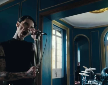 Andy Biersack canta intensamente no videoclipe de “Certainty”, novo single do Black Veil Brides