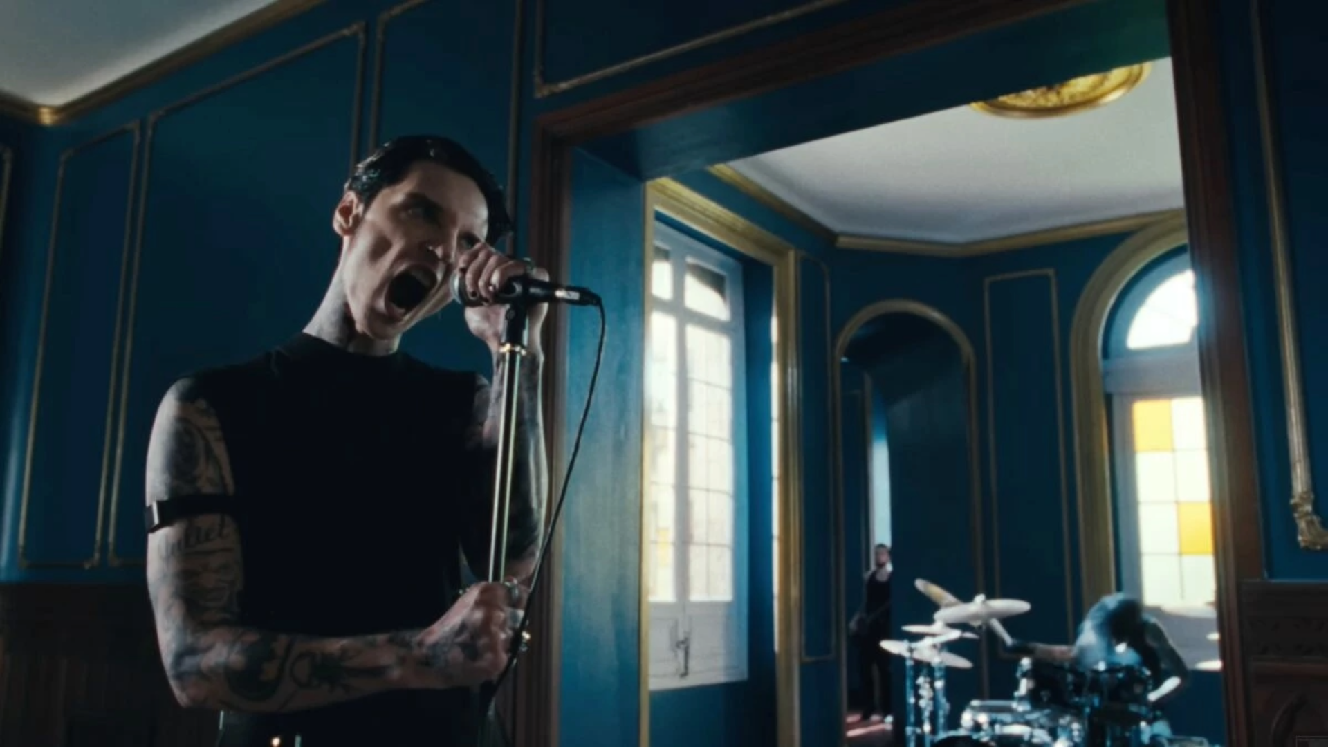 Andy Biersack canta intensamente no videoclipe de “Certainty”, novo single do Black Veil Brides