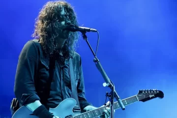 Dave Grohl se apresentando ao vivo com o Foo Fighters em show iluminado por luz azul