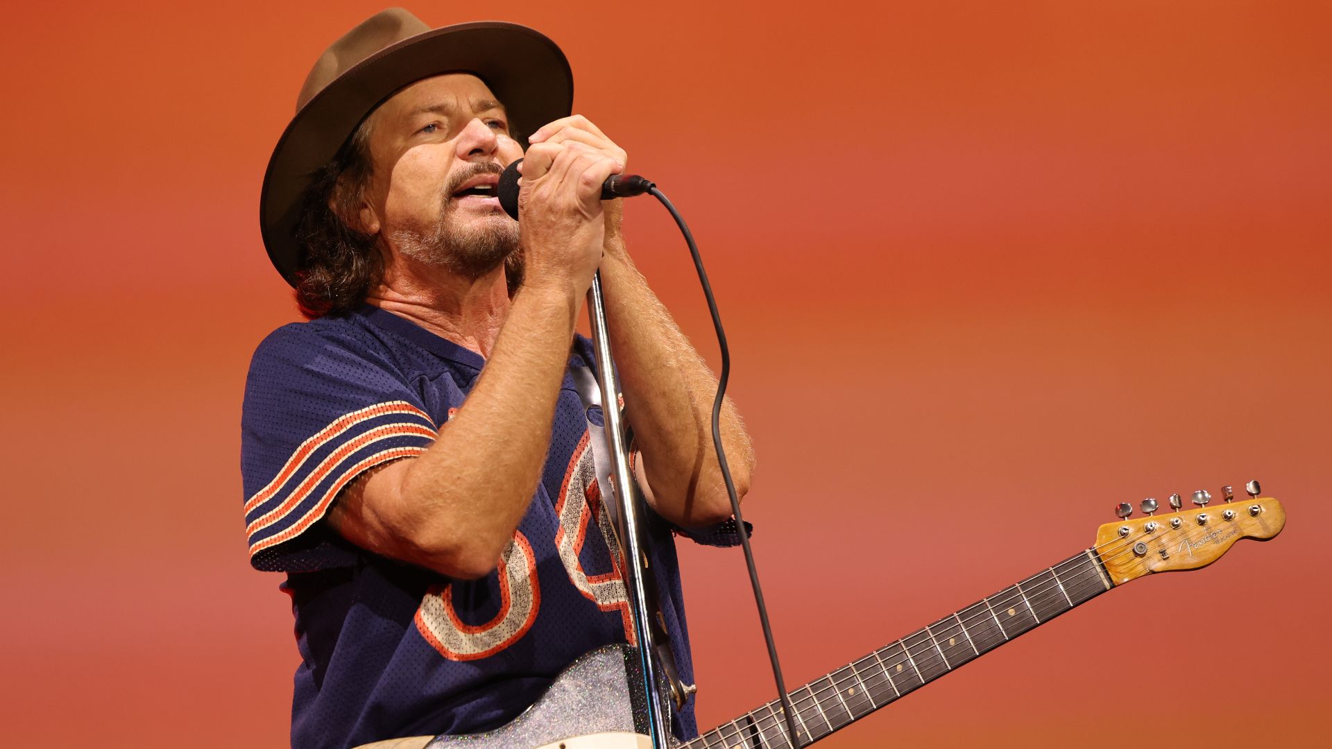 Eddie Vedder cantando ao vivo durante show do Pearl Jam nos anos 1990
