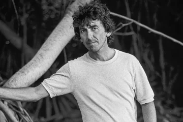 George Harrison em retrato em preto e branco durante os anos pós-Beatles