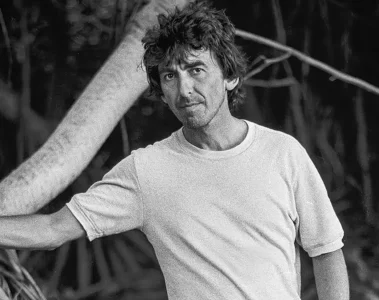 George Harrison em retrato em preto e branco durante os anos pós-Beatles