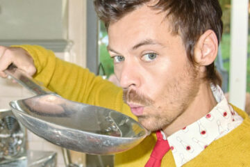 Harry Styles em ensaio fotográfico durante a divulgação de sua nova fase musical